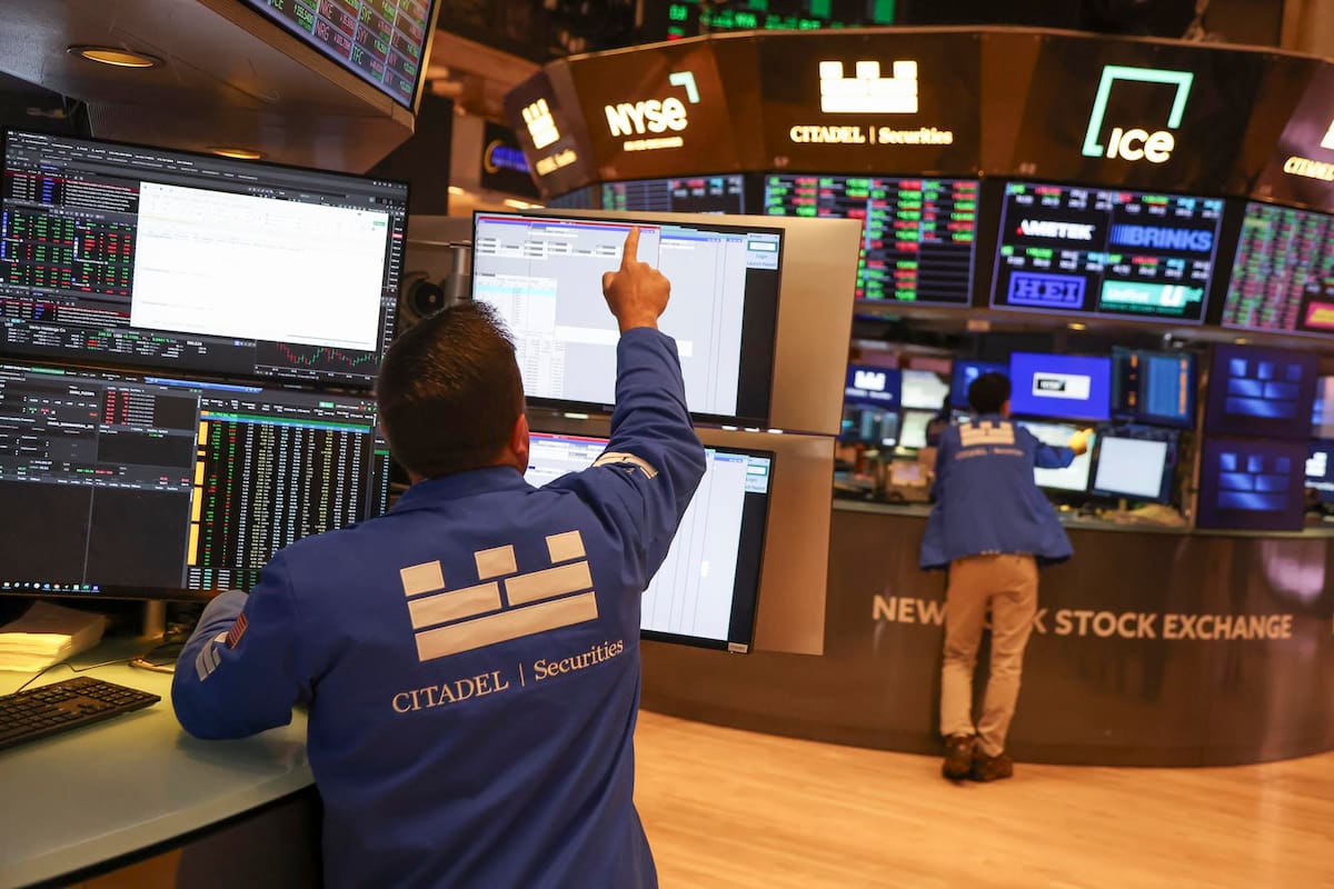Un operador trabaja en la Bolsa de Nueva York.