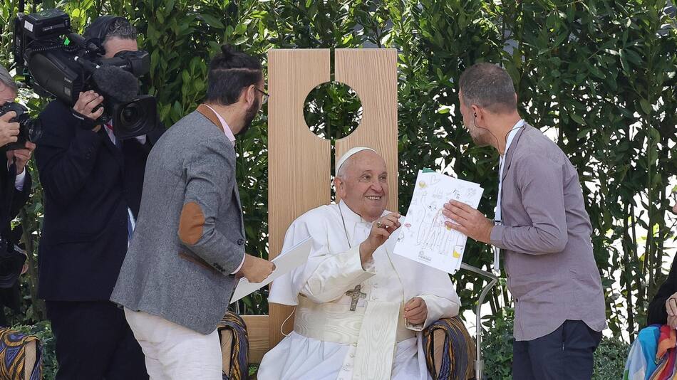 Papa Francisco junto a un israelí y un palestina víctimas de la guerra en un acto en Verona. Foto: EFE.
