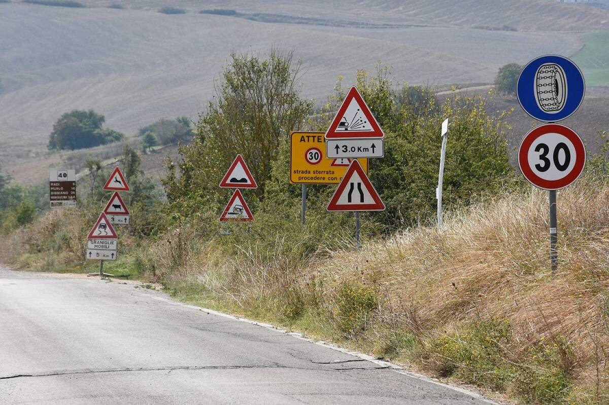 Ruta, señales de tránsito. Foto: Pixabay.