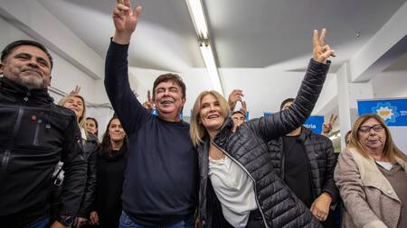 Fernando Espinoza y Verónica Magario. Foto: intendencia de La Matanza.
