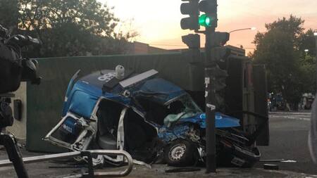Dos policías muertos en patrullero en choque tras persecución en Pompeya