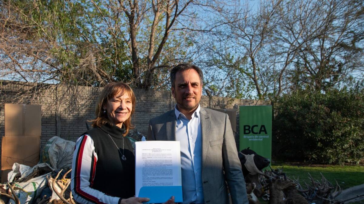 El ministro de Ambiente y Desarrollo Sostenible, Juan Cabandié, junto a la diputada nacional Alicia Aparicio