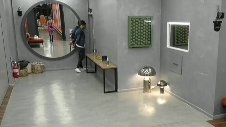 Lisandro Navarro en la puerta del confesionario de GH. Foto: captura de video.