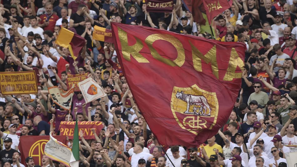 Hinchada de la Roma de Italia. Foto: X.