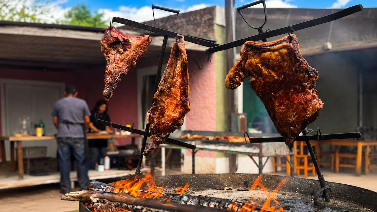 Los mejores pueblos para comer asado a la cruz este fin de semana en Buenos Aires con ubicación y precios