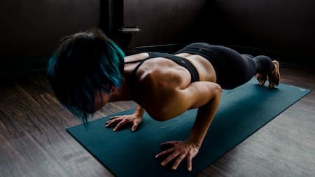 Realizar este ejercicio de forma adecuada es esencial para maximizar los beneficios y prevenir lesiones. Foto: Pexels.