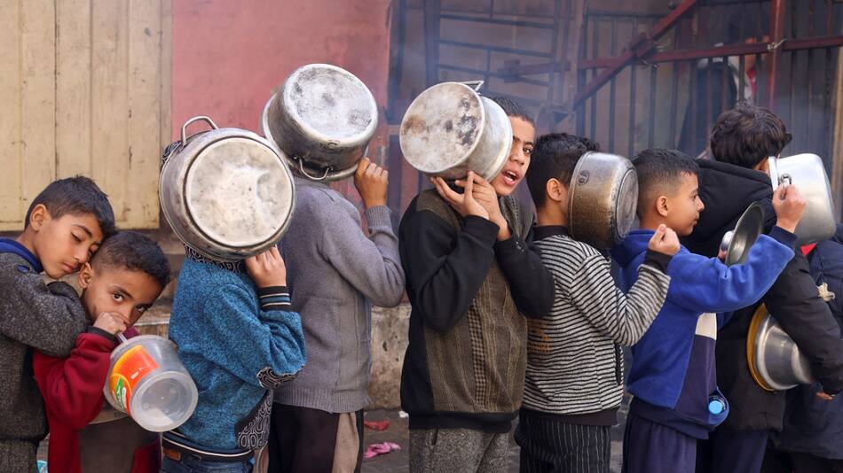 Los niños gazatíes sufren hambruna en Gaza. Foto: Reuters.
