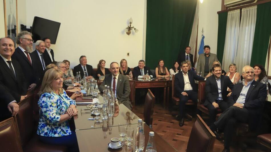 Los senadores peronistas durante la reunion que mantuvieron esta tarde en el congreso para sellar la unificacion de los bloques, NA