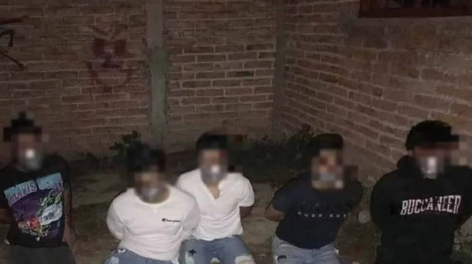 La imagen que se viralizó en las redes sociales de los cinco jóvenes mexicanos secuestrados. Foto: Gentileza El Universal.