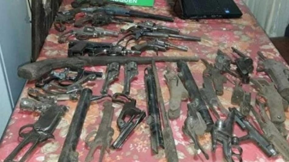 Detienen a un anciano con un arsenal - Armas -