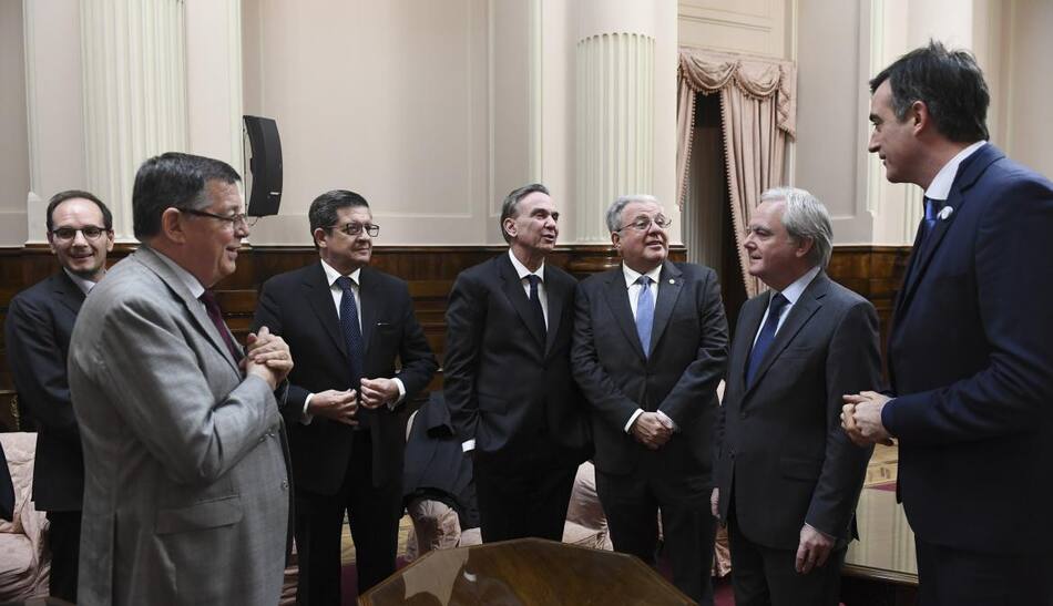 Los senadores Miguel Angel Pichetto y Federico Pinedo durante la entrega de la Mencion de Honor Senador Faustino Domingo Sarmiento del Senado de la Nacion al rector de la Universidad de Buenos Aires, Alberto Barbieri, NA