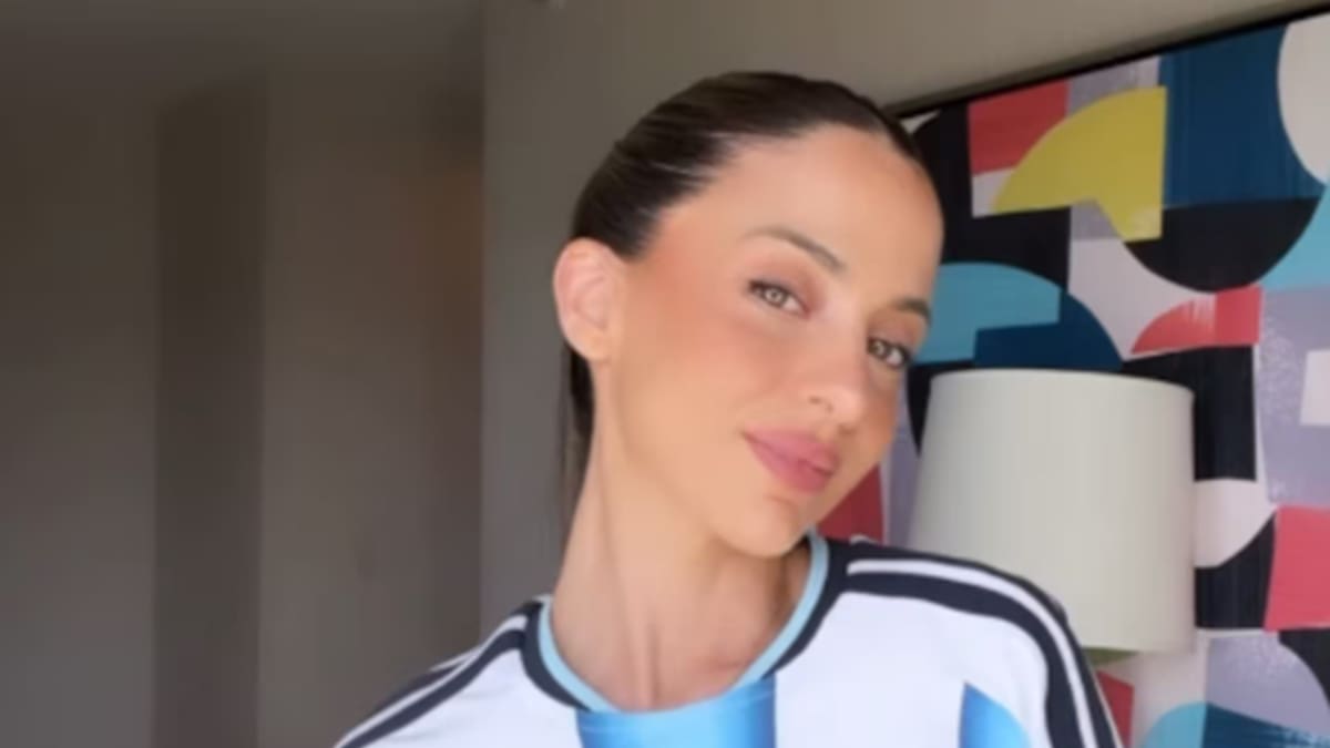 De Antonela Roccuzzo a Valu Cervantes: los looks y la euforia de las mujeres de los jugadores de Argentina en el debut con Argelia
