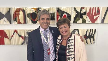 Luis Caputo junto a Kristalina Georgieva, directora del FMI. Foto: archivo NA