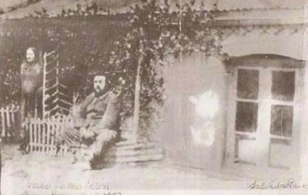 El padre de Perón, detrás se ve a la madre embarazada de Juan Domingo, la foto es de 1893