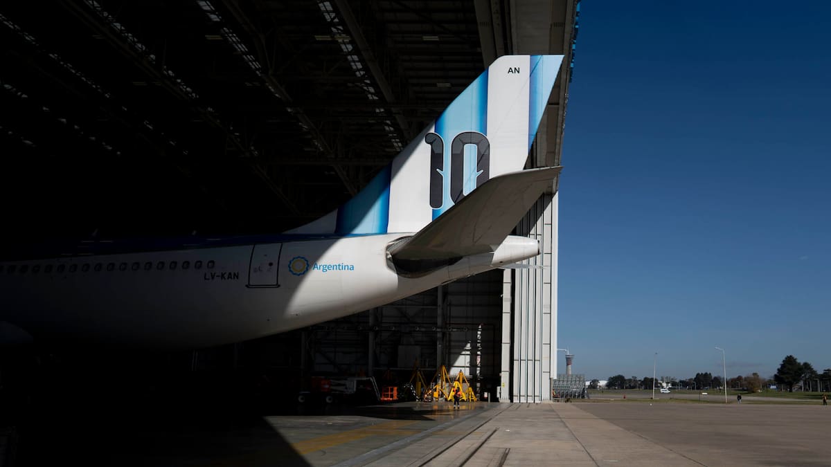 Un avión Airbus A330-200 de Aerolíneas Argentinas que trasladará a jugadores y cuerpo técnico de la selección nacional argentina de fútbol durante la Copa Mundial de la FIFA 2026 es visto en un hangar en el Aeropuerto Internacional Ministro Pistarini, en la ciudad de Ezeiza, Argentina, el 22 de mayo de 2026.