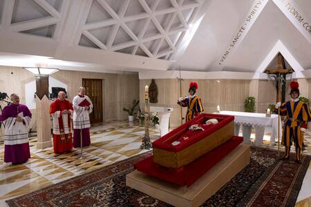 El féretro del papa Francisco en la residencia de Santa Marta. Foto: Reuters.