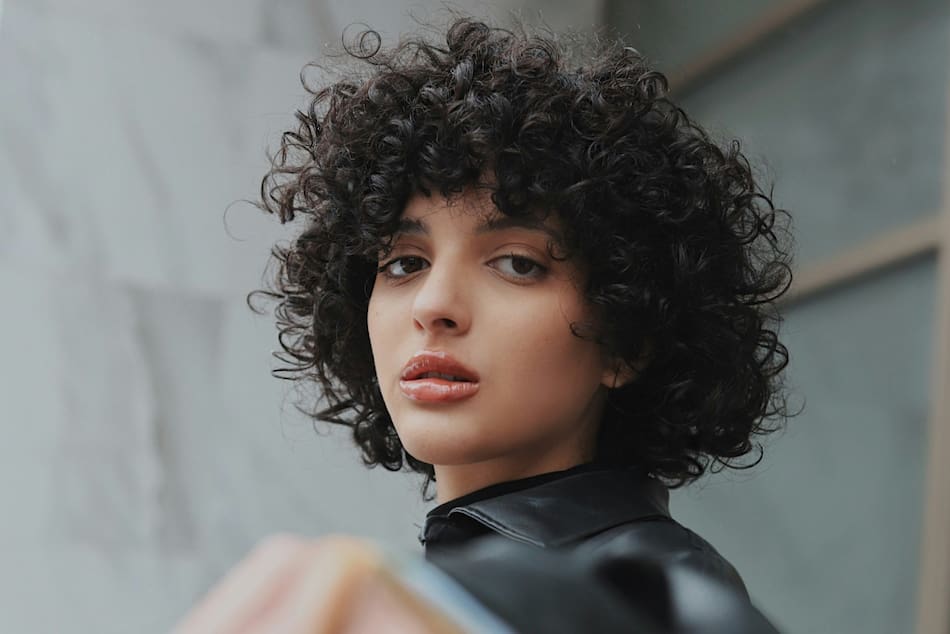 Corte de pelo "shag" rizado. Foto: Unsplash.