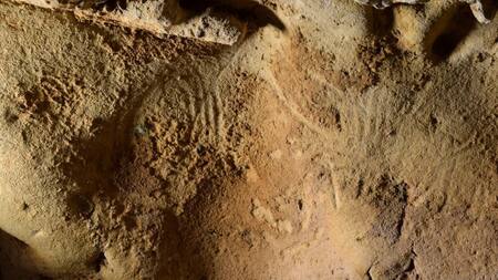 Grabados rupestres encontrados en Francia. Foto: EF