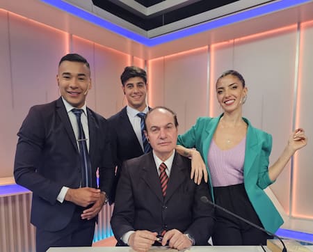 Andrés junto a Majo Sarasola, Manuel Castro y Nicolás Venier en vivo al mediodía - fuente: Canal 26