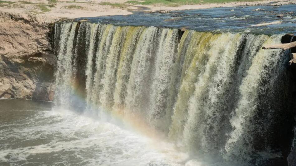 Dónde queda la sorprendente cascada que se convierte en cañón. Foto NA.