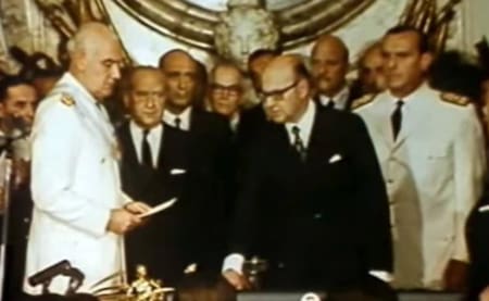 El Presidente de facto Gral. Alejandro Agustin Lanusse tomando juramento en el cargo de Ministro del Interior al Dr. Arturo Mor Roig, 26 de marzo de 1971