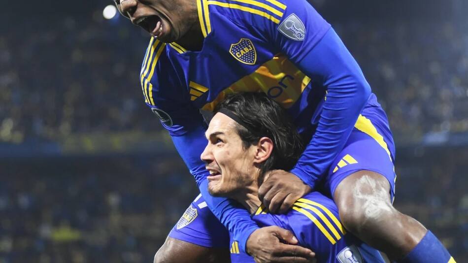 Edinson Cavani y Luis Advíncula. Foto: NA.