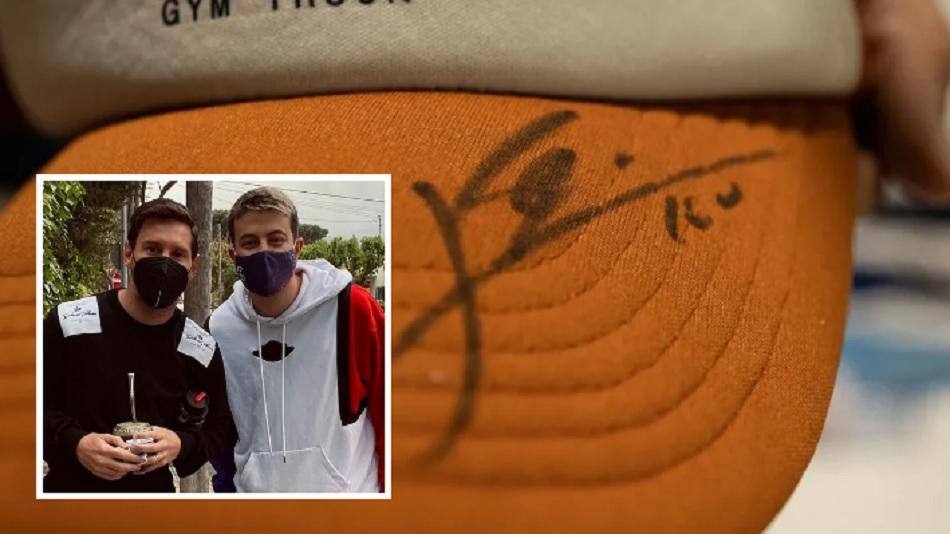 Un argentino cambia una gorra firmada por Messi por una entrada para el partido contra México