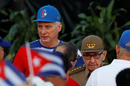Raúl Castro (derecha) junto a Miguel Díaz-Canel (izquierda). Foto: Reuters.