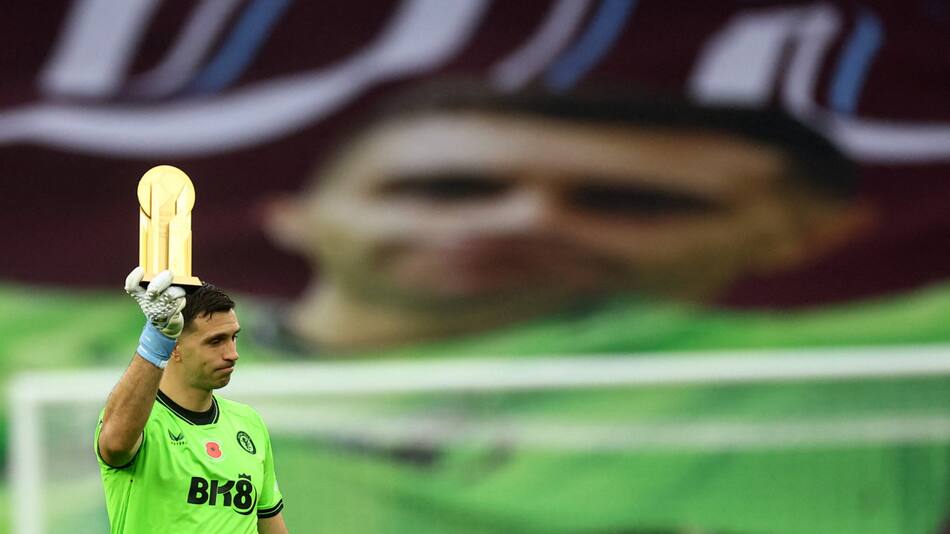 Homenaje al Dibu Martínez en Aston Villa. Foto: Reuters