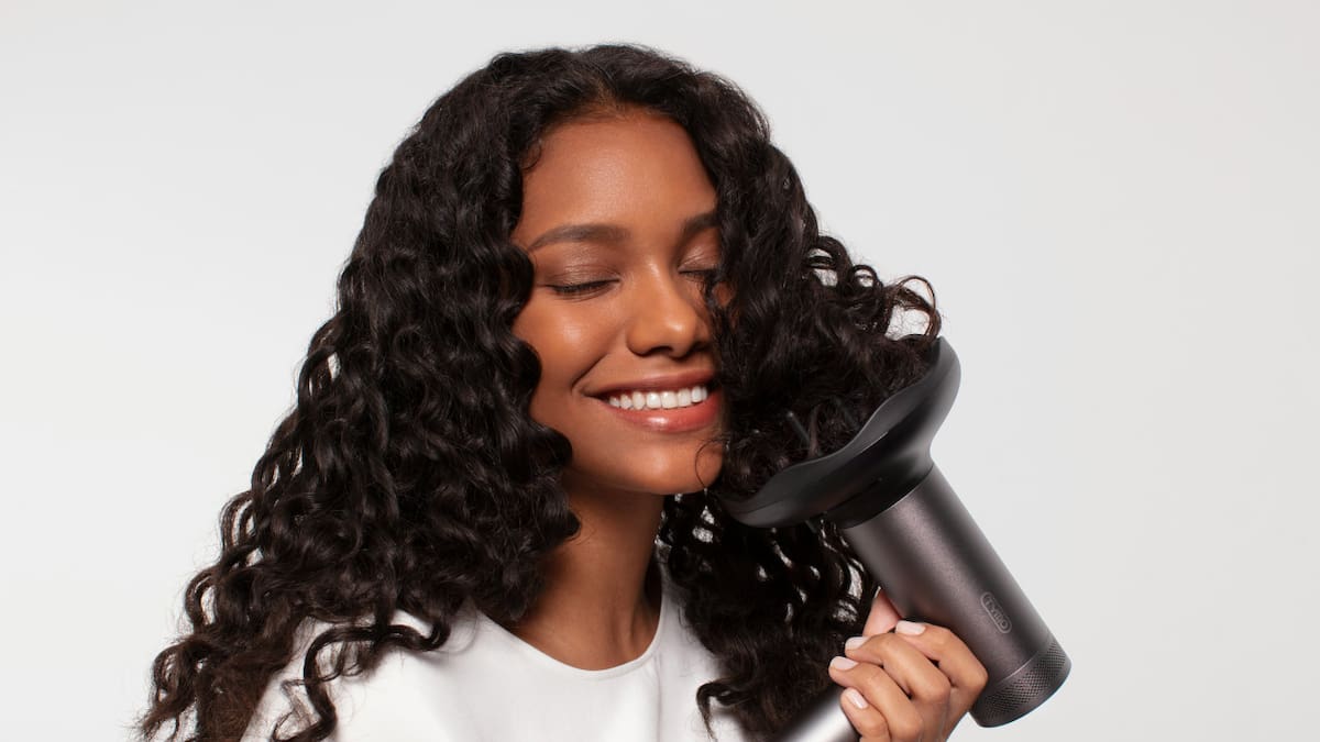 El corte Morrison: la tendencia "curly" que gana terreno en 2025 por su efecto rejuvenecedor y su estilo natural. Foto: Unsplash.
