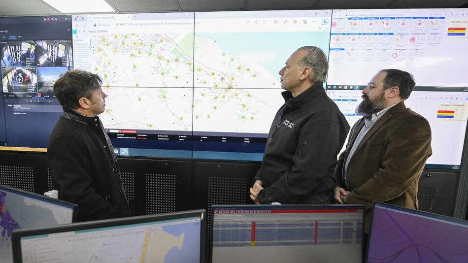 Axel Kicillof y Sergio Berni presentaron las nuevas instalaciones de la Central de Atención Telefónica de Emergencias (CATE) de La Plata. Foto: Prensa.
