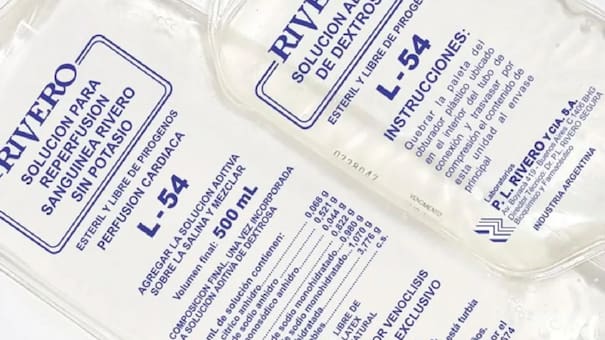 La ANMAT clausuró un laboratorio tras detectar “desvíos de calidad” en sueros para pacientes internados