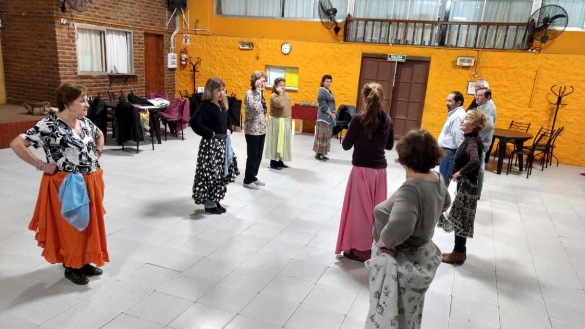 Danzas folklóricas en adultos mayores