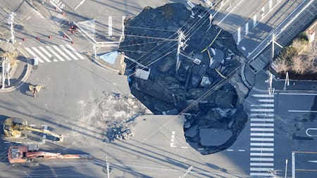 Un cráter gigante se "tragó" a un camión en Japón: el impresionante operativo para rescatarlo