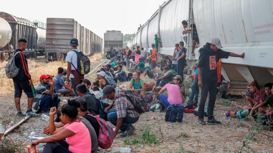 Migrantes esperando subir a los trenes de carga para llegar a la frontera con Estados Unidos. Foto: EFE
