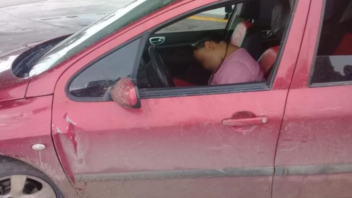 Indignante: lo encontraron dormido y borracho en el auto con sus dos hijos