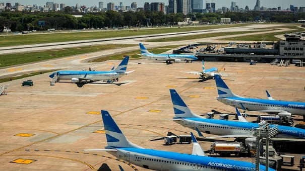 Por el paro de pilotos de la APLA, Aerolíneas Argentinas modificará 50 vuelos y perderá más de 1 millón de dólares