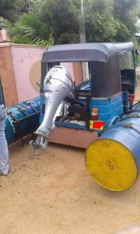 Mototaxi que se convierte en lancha es furor en redes sociales