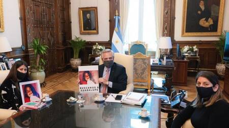 Alberto Fernández junto a la madre de Guadalupe Lucero en Casa Rosada