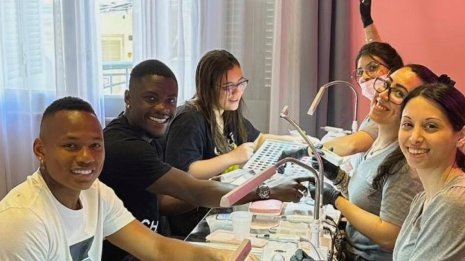Jaminton Campaz y Dannovi Quiñones, jugadores de Rosario Central, en la manicura. Foto: @club.ohlala.