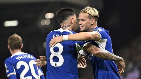 El abrazo entre Enzo Fernández y Mijailo Mudryk. Foto: Reuters.