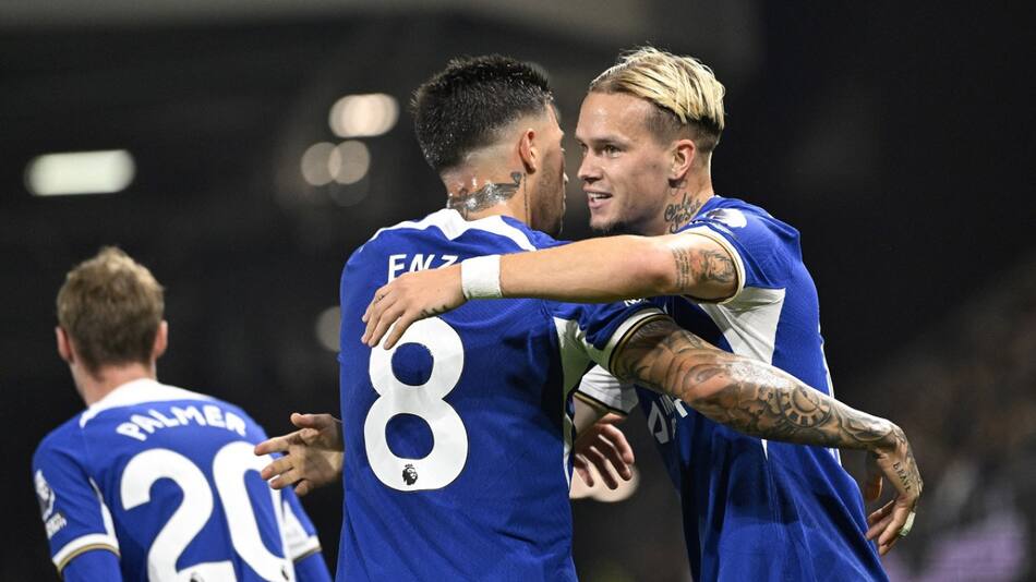 El abrazo entre Enzo Fernández y Mijailo Mudryk. Foto: Reuters.