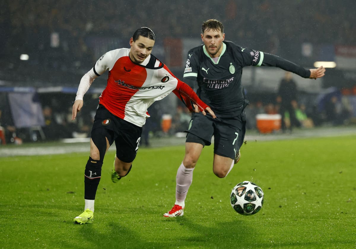 Santiago Giménez fue titular por la Champions League con el Milan. Foto: Reuters/Piroschka Van De Wouw