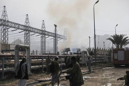 Ataque contra centrales eléctricas en Saná, Yemen. Foto: Reuters.