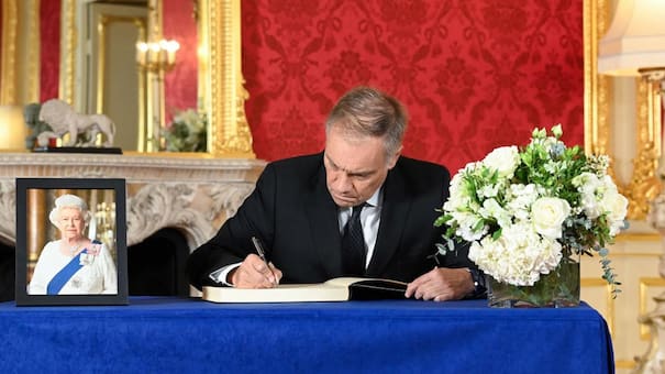 Homenaje del embajador argentino en el Reino Unido a la reina Isabel II