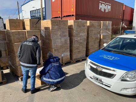 Aduana desarticuló rulo de importación con barbijos. Foto: Aduana.