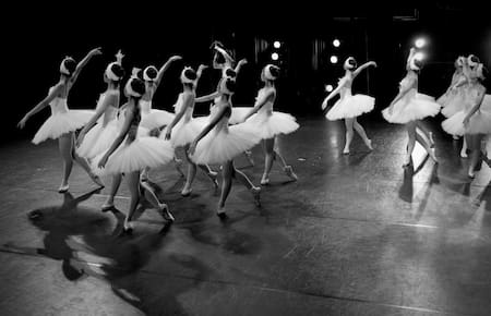 Muchos perciben el ballet como algo exclusivo de los jóvenes y las personas muy delgadas. Foto: Unsplash.