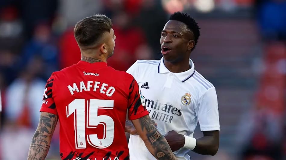Pablo Maffeo y Vinícius Júnior. Foto: Reuters.