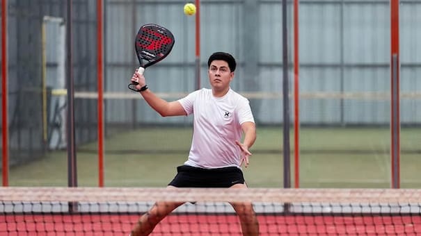 Furor por el pádel en Argentina: cuánto cuesta alquilar una cancha, una paleta y un tubo de pelotas
