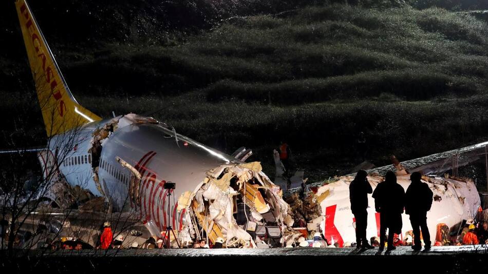 Avión se partió en tres tras despistarse al aterrizar en Turquía, REUTERS
